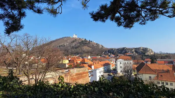 Mikulov, Çek Cumhuriyeti - 11 Şubat 2025: Moravya 'nın tarihi Mikulov kasabası. Şehir manzarası