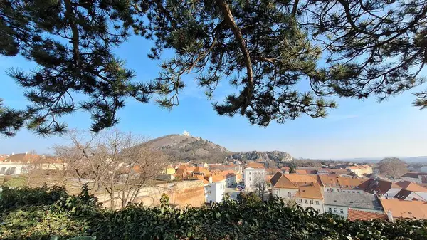 Mikulov, Çek Cumhuriyeti - 11 Şubat 2025: Moravya 'nın tarihi Mikulov kasabası. Şehir manzarası