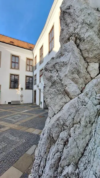 Mikulov, Çek Cumhuriyeti - 11 Şubat 2025: Moravya 'nın tarihi Mikulov kasabası. Eski şatosu olan şehir manzarası.