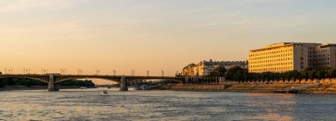 Budapeşte, Macaristan - 7 Temmuz 2025: Şehir simgeleri manzarası. Margaret Köprüsü