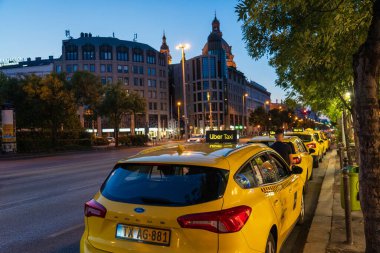 Budapeşte, Macaristan - 7 Temmuz 2025: Kentin tarihi yerleri. Gece sokağına park etmiş bir taksi..
