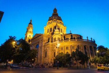 Budapeşte, Macaristan - 7 Temmuz 2025: Şehir simgeleri manzarası. Aziz Stephen Bazilikası