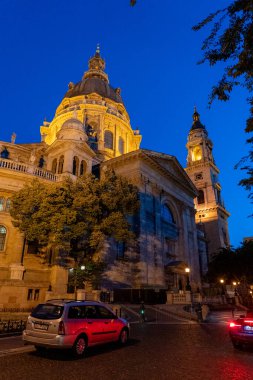 Budapeşte, Macaristan - 7 Temmuz 2025: Şehir simgeleri manzarası. Aziz Stephen Bazilikası