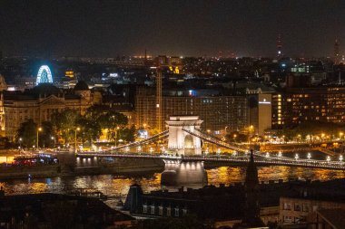 Budapeşte, Macaristan - 7 Temmuz 2025: Şehir simgeleri manzarası. Szechenyi Zincir Köprüsü