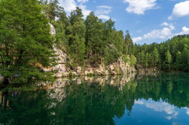 Adrspach, Çek Cumhuriyeti - 20.07.2025: Piskovna Gölü 'ndeki Adrspach-Teplice Kayaları manzarası. Orman ve kayalar.