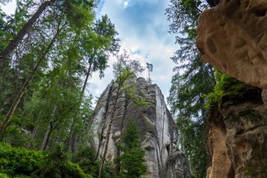 Adrspach, Çek Cumhuriyeti - 20.07.2025: Piskovna Gölü 'ndeki Adrspach-Teplice Kayaları manzarası. Orman ve kayalar.