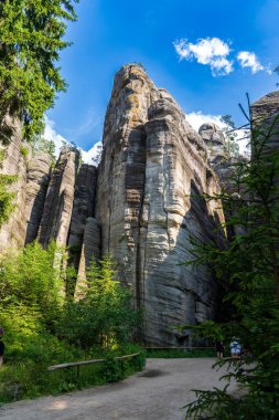 Adrspach, Çek Cumhuriyeti - 20.07.2025: Piskovna Gölü 'ndeki Adrspach-Teplice Kayaları manzarası. Orman ve kayalar.