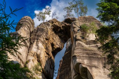 Adrspach, Çek Cumhuriyeti - 20.07.2025: Piskovna Gölü 'ndeki Adrspach-Teplice Kayaları manzarası. Orman ve kayalar.