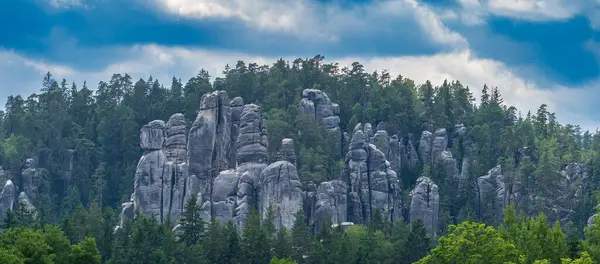 Adrspach, Çek Cumhuriyeti - 20.07.2025: Piskovna Gölü 'ndeki Adrspach-Teplice Kayaları manzarası. Orman ve kayalar.