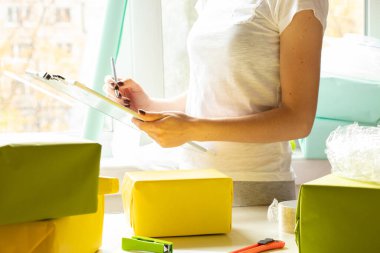 Sevkiyat için kutu paketleyen kadın, çevrimiçi mağaza, ev işi, çevrimiçi mağaza, kurye ve iş dünyası