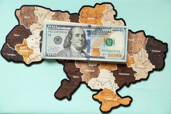 从拼图到100美元蓝色背景特写的乌克兰地图 — 图库照片