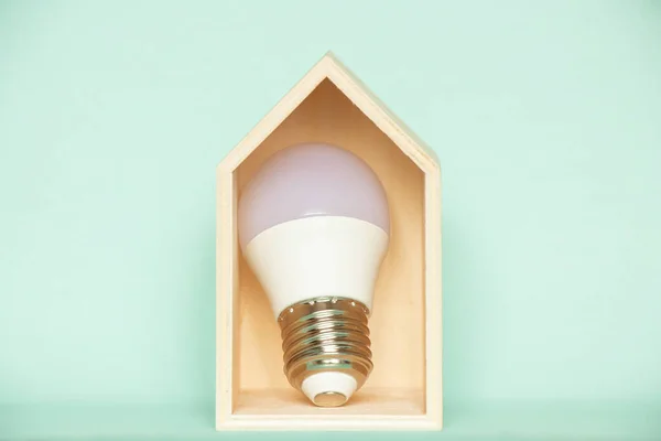Led Lampan Ligger Ett Litet Trähus Med Blå Bakgrund Vilket — Stockfoto