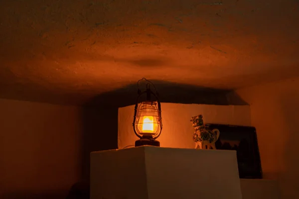 Гасова Лампа Стоїть Сільському Будинку Пічці Україні Освячуючи Будинок Селі — стокове фото