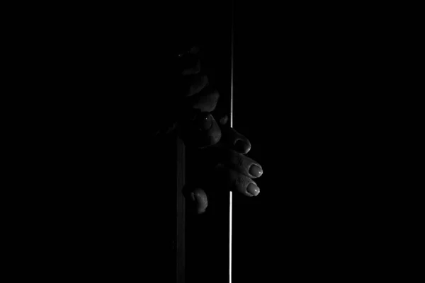 Женские Руки Открывают Двери Шкафа Темноте Прячутся Шкафу Боятся Пугают — стоковое фото