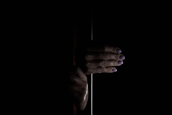 Жіночі Руки Відкривають Двері Середини Шафи Темряві Ховаються Шафі Страх — стокове фото