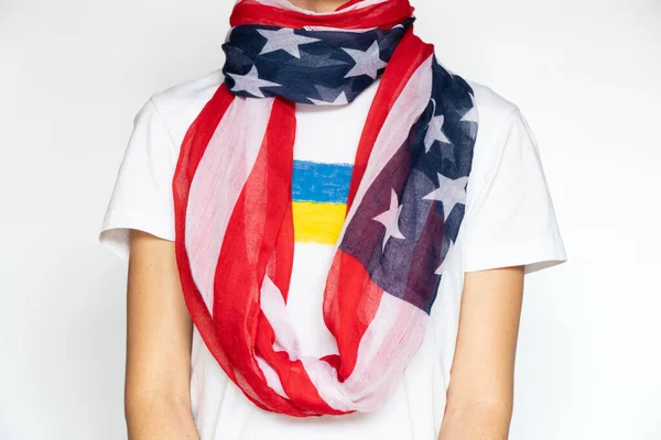 Девушка Американским Флагом Вокруг Шеи Украинским Флагом Футболке Белом Фоне — стоковое фото