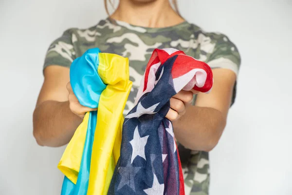 Ein Militärmädchen Mit Einer Amerikanischen Flagge Den Hals Hält Eine — Stockfoto
