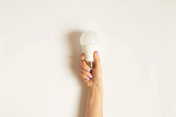 Lâmpada Led Mão Menina Fundo Branco Eletricidade Economia — Fotografia de Stock