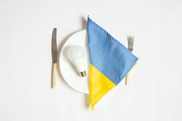 Світлодіодна Лампочка Прапор України Лежать Тарілці Поруч Ножем Виделкою Білому — стокове фото