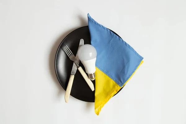 Светодиодная Лампочка Флаг Украины Лежат Обеденной Тарелке Рядом Ножом Вилкой — стоковое фото