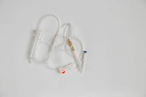 滴水者和针头躺在白色的背景 药物和治疗 医疗用品上 — 图库照片