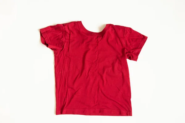 Röd Skrynklig Shirt Ligger Vit Bakgrund Närbild — Stockfoto