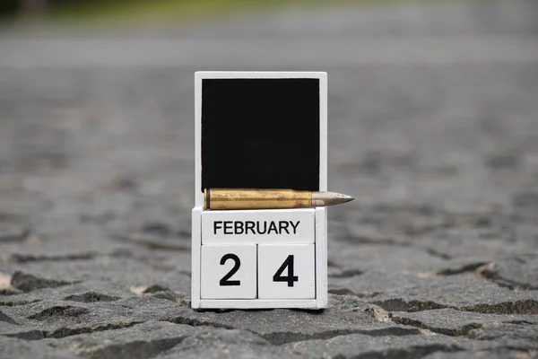 Träkalender Med Datum Februari Den Första Dagen Kriget Ukraina Och — Stockfoto