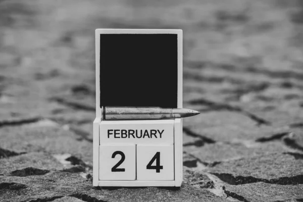 Träkalender Med Datum Februari Den Första Dagen Kriget Ukraina Och — Stockfoto