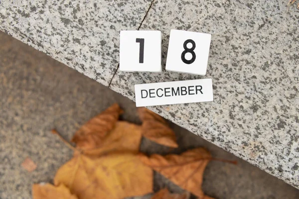 December Skriven Vit Träskiva Som Ligger Stenväg Gatan Kalender — Stockfoto