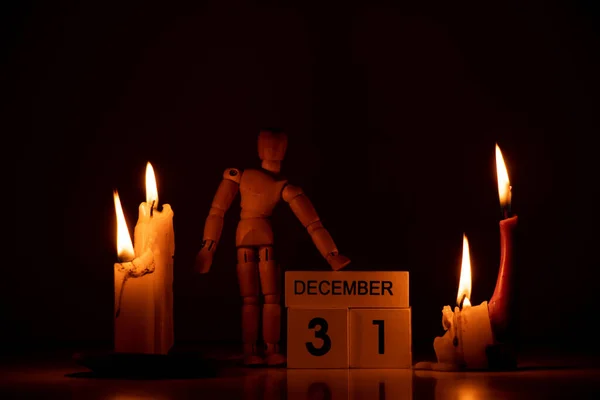 Dezembro Escrito Cubos Madeira Lado Dele Mesa Escuro Homem Madeira — Fotografia de Stock