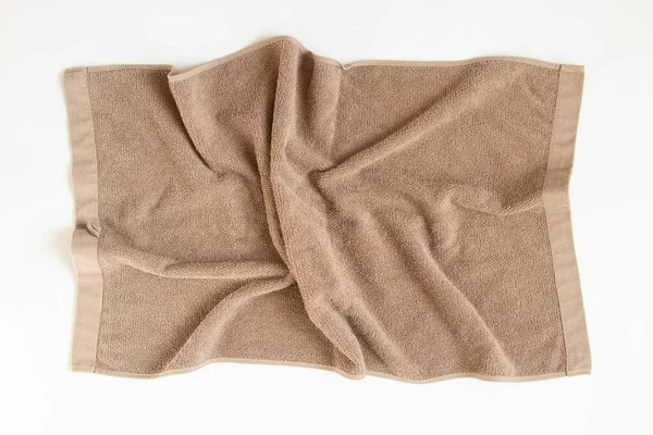 Brown Asciugamano Stropicciato Trova Uno Sfondo Bianco Primo Piano — Foto Stock