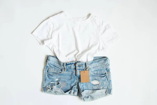 Hvid Shirt Denim Shorts Ligger Hvid Baggrund Med Pris Tøj - Stock-foto