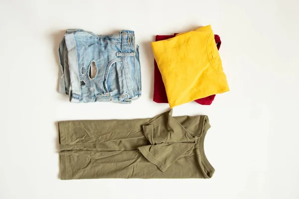 Rote Gelbe Und Grüne Shirts Und Kurze Jeanshosen Liegen Auf — Stockfoto