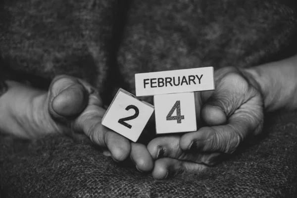 Träkalender Med Datum Februari Den Första Dagen Kriget Ukraina Händerna — Stockfoto