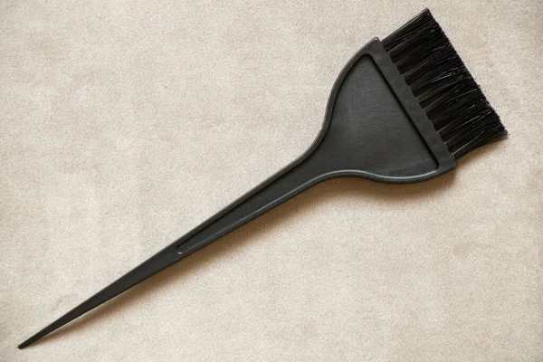 Черная Раскраска Волос Лежит Изолированном Фоне Крупным Планом — стоковое фото