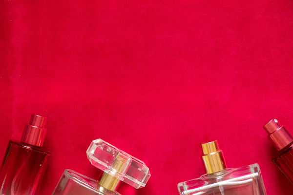 Różne Butelki Wody Toaletowej Leżą Czerwonym Welurowym Tle Kobiecych Perfumach — Zdjęcie stockowe