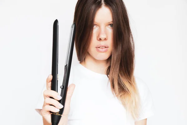 Dívka Narovnává Vlasy Narovnáváním Kleští Bílém Pozadí Péče Vlasy Natáčky — Stock fotografie
