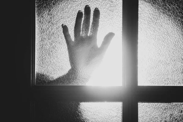 Mãos Porta Vidro Casa Escuro Como Uma Sombra Medo Ajuda — Fotografia de Stock