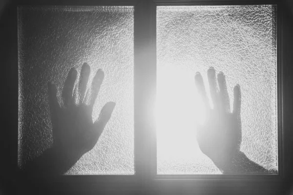Mãos Porta Vidro Casa Escuro Como Uma Sombra Medo Ajuda — Fotografia de Stock