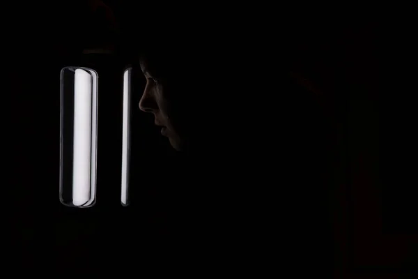 Украинка Светодиодным Фонариком Батарее Темноте Дома Света После Ракетных Обстрелов — стоковое фото