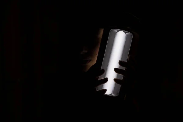 Ukrainisches Mädchen Mit Einer Led Taschenlampe Einem Akku Dunkeln Hause — Stockfoto