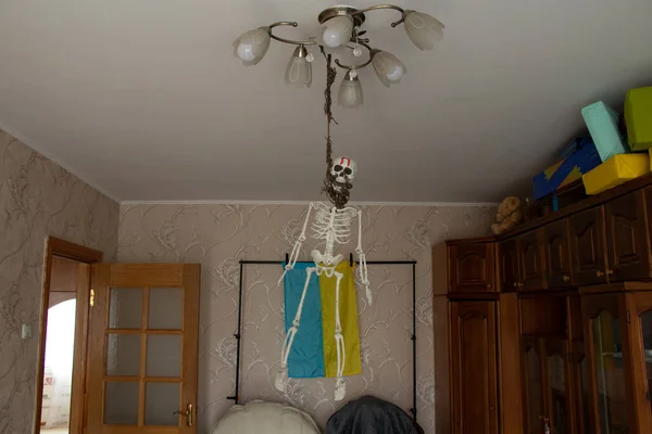 Een Plastic Skelet Hangt Aan Een Touw Aan Een Kroonluchter — Stockfoto