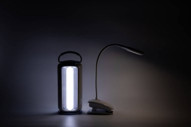 Portatif masa lambası. Karanlıkta ışıksız beyaz arka plan. Pille çalışan lamba.