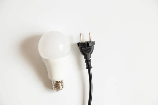 Світлодіодні Лампи Вилка Дротом Лежать Білому Тлі Струмі Електриці Світло — стокове фото