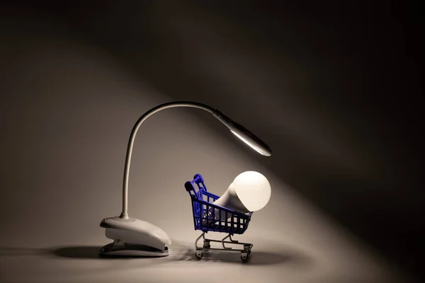 Bureaublad Flexibele Led Lamp Batterij Led Lamp Een Supermarkt Mand — Stockfoto