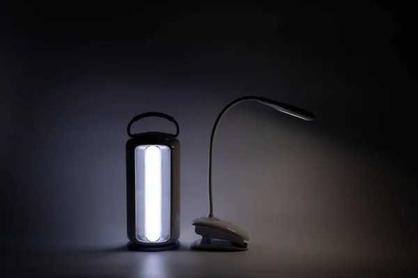 Draagbare Bureaulamp Wit Achtergrond Gloeien Het Donker Zonder Licht Batterij — Stockfoto