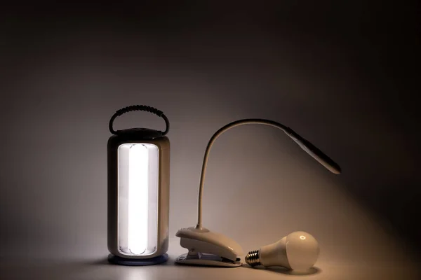 Портативный Стол Привел Лампы Лампы Белом Фоне Светится Темноте Света — стоковое фото