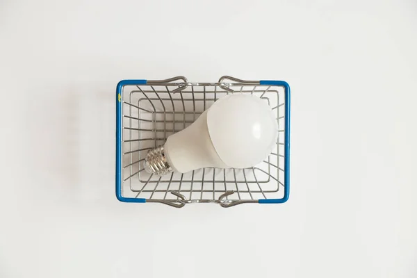 Una Lámpara Led Encuentra Una Cesta Supermercado Sobre Fondo Blanco —  Fotos de Stock