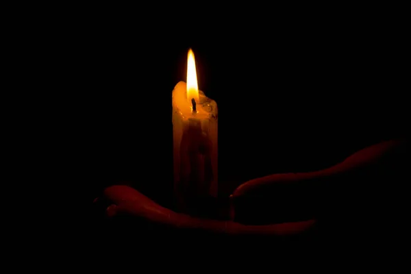 Mädchen Mit Einer Kerze Der Dunklen Nahaufnahme Kerzenschein Religion Und — Stockfoto
