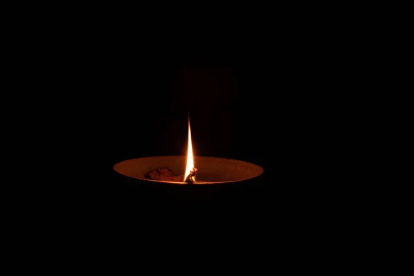 油中的绳子躺在盘子上 在黑暗中燃烧 家中的蜡烛在黑暗中燃烧 — 图库照片